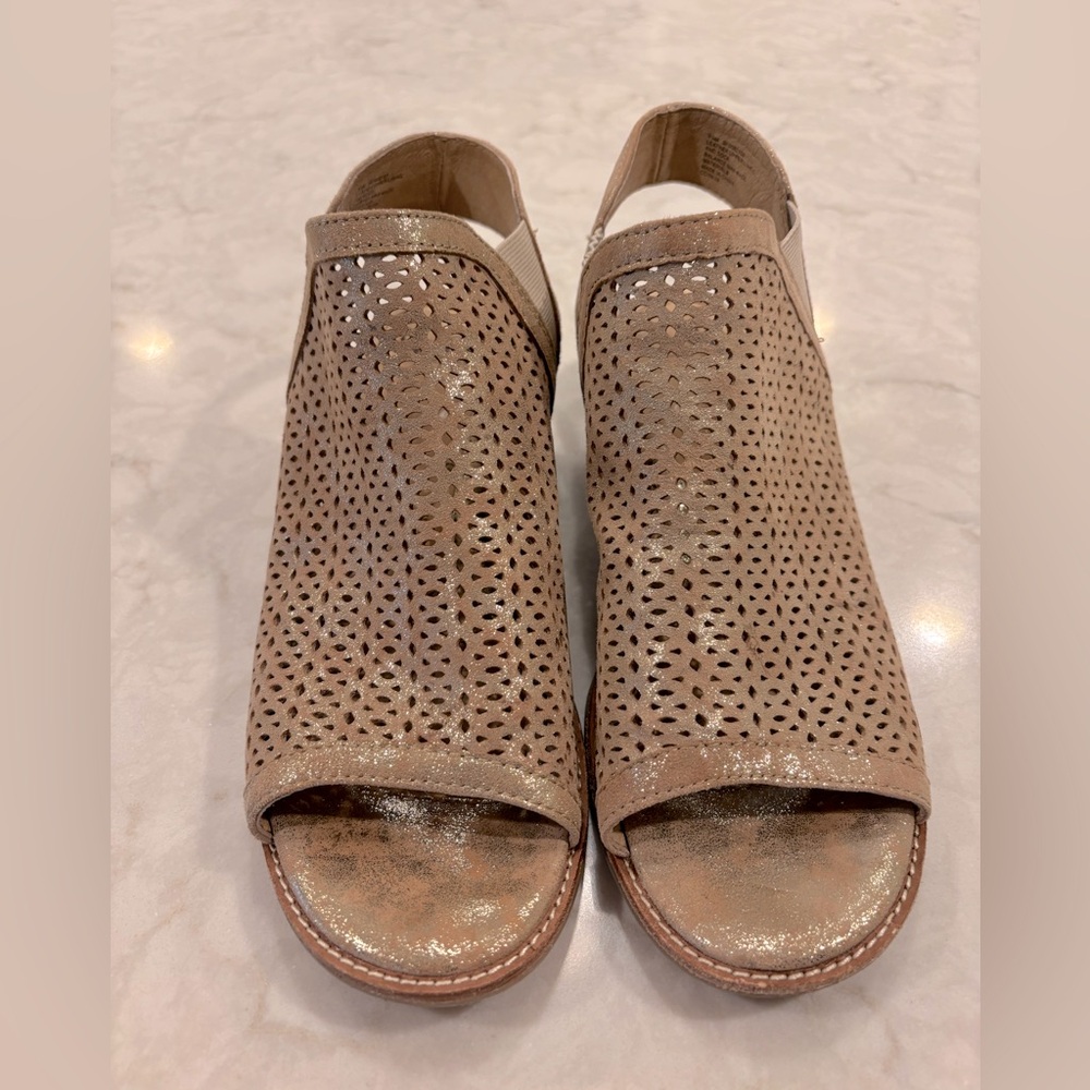 Sofft Anthracite(metallic tan) Nadia sandal
Leather sling back